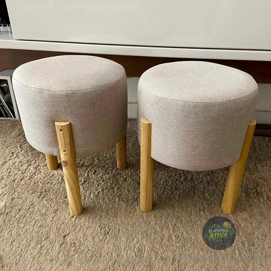Kit 2 Puff Banquinho Redondo Decorativo Thor em Linho Pés Madeira Maciça Cor Bege