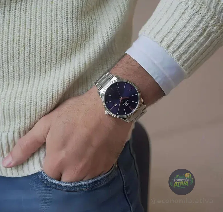 Relógio Masculino Clássico Pulseira Prata Correia Prateada Bisel Prateado Fundo Azul Marinho Saint Germain 42mm Elegante Detalhes Bronze
