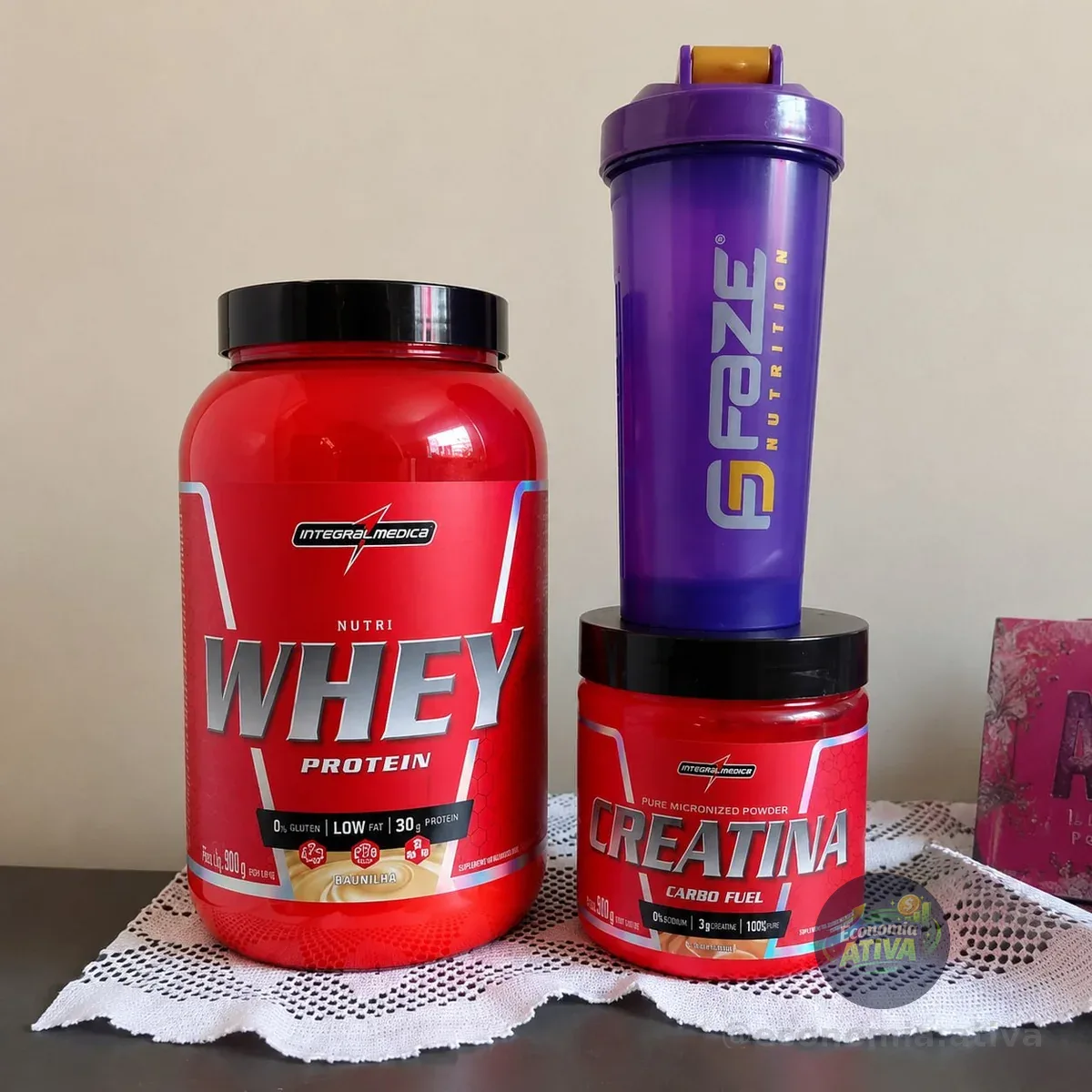 Kit Nutri Whey Pote 900g + Creatina Carbofuel 300g +shakeira Sabor Whey Morango / Creatina Neutro