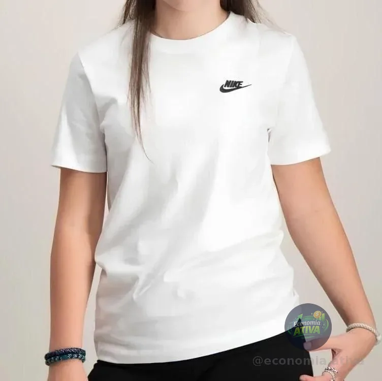 Camiseta Nike Sportswear Club Essentials Feminina