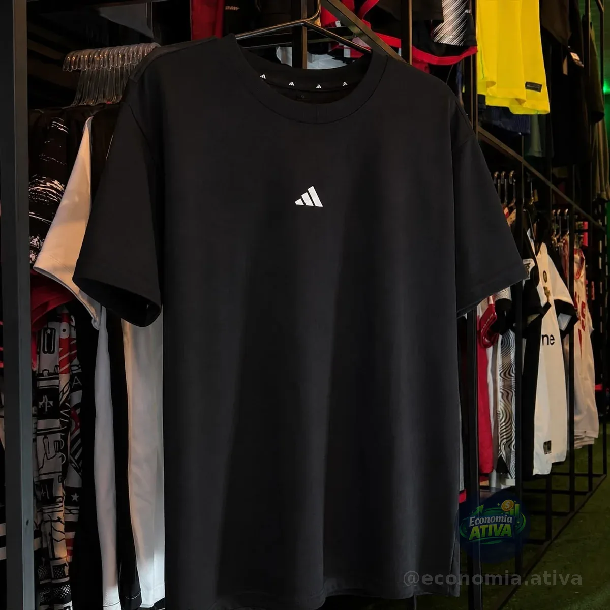 Camiseta Essentials Small Logo adidas