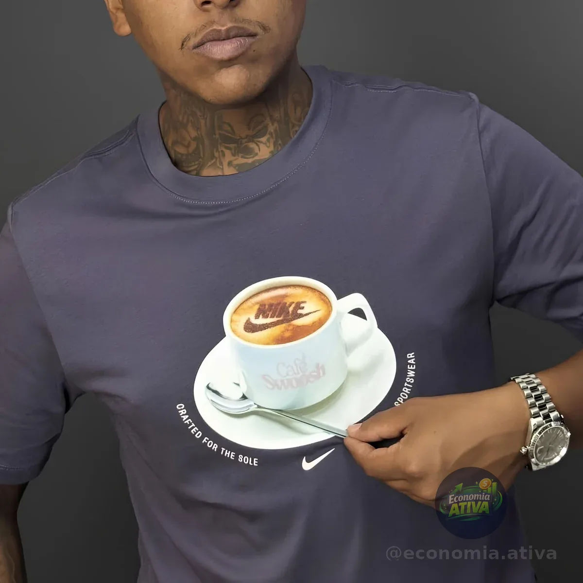 Camiseta Nike Sportswear Café Swoosh