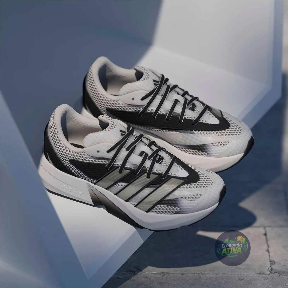 Tênis Adidas Lightblaze