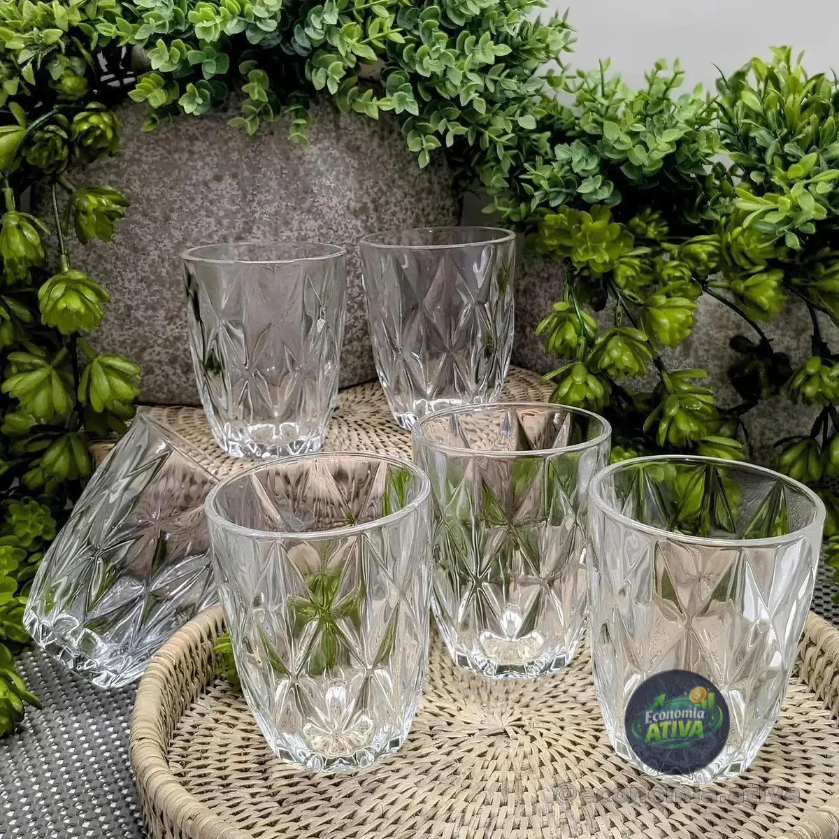 *E VOCÊ AÍ RECEBENDO AS VISITAS COM COPOS DESCARTÁVEIS*