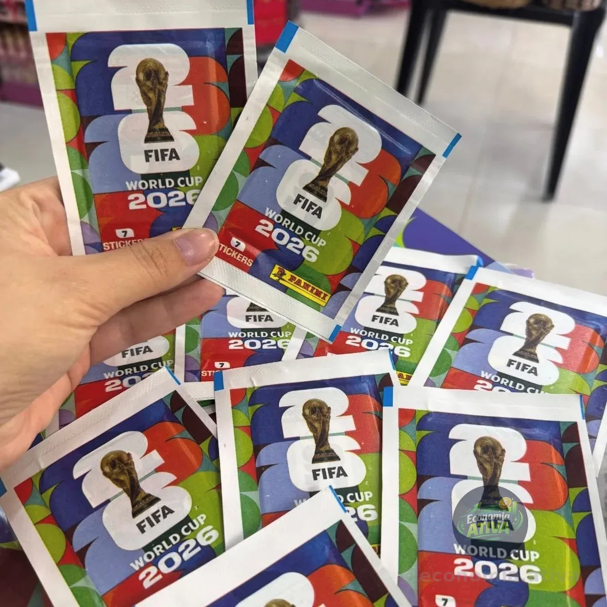PRÉ VENDA Figurinhas Panini da Copa do Mundo 2026 - 100 Envelopes com 7 Figurinhas Display