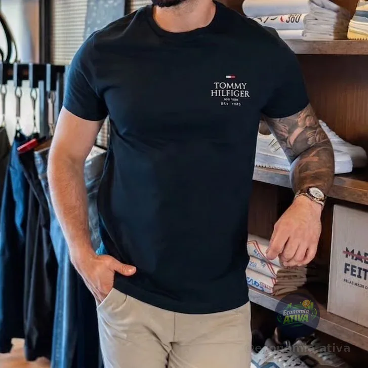 Camiseta Tommy Hilfiger Branca Stack Brand Love