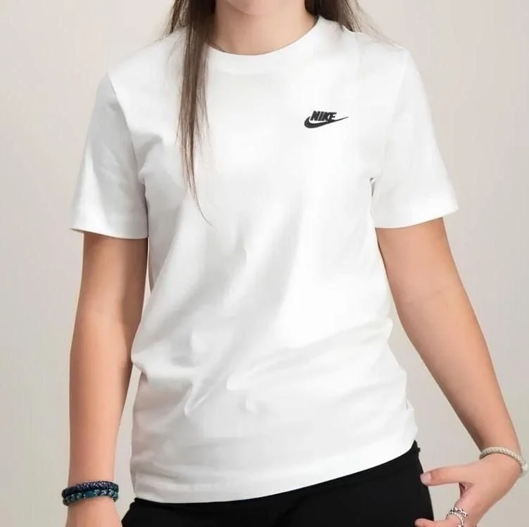 Camiseta Nike Sportswear Club Essentials Feminina