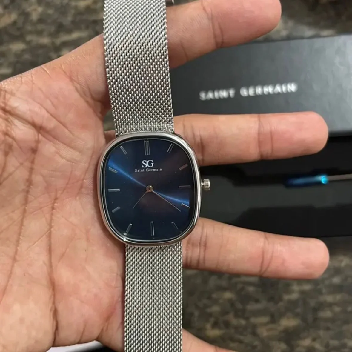 Relógio Masculino Saint Germain Moncler Oval Prateado Com Fundo Azul