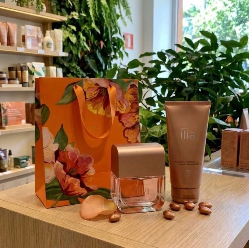 Kit Presente Ilía Clássico: Perfume 50ml + Hidratante Corporal Perfumado 80ml + Sacola Presente P