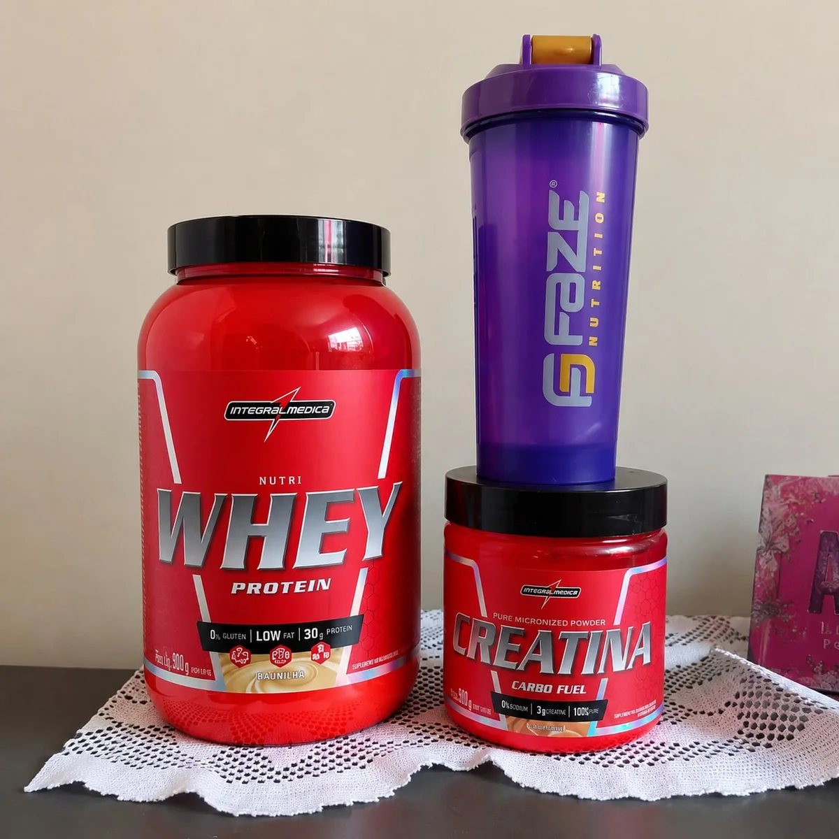 Kit Nutri Whey Pote 900g + Creatina Carbofuel 300g +shakeira Sabor Whey Morango / Creatina Neutro