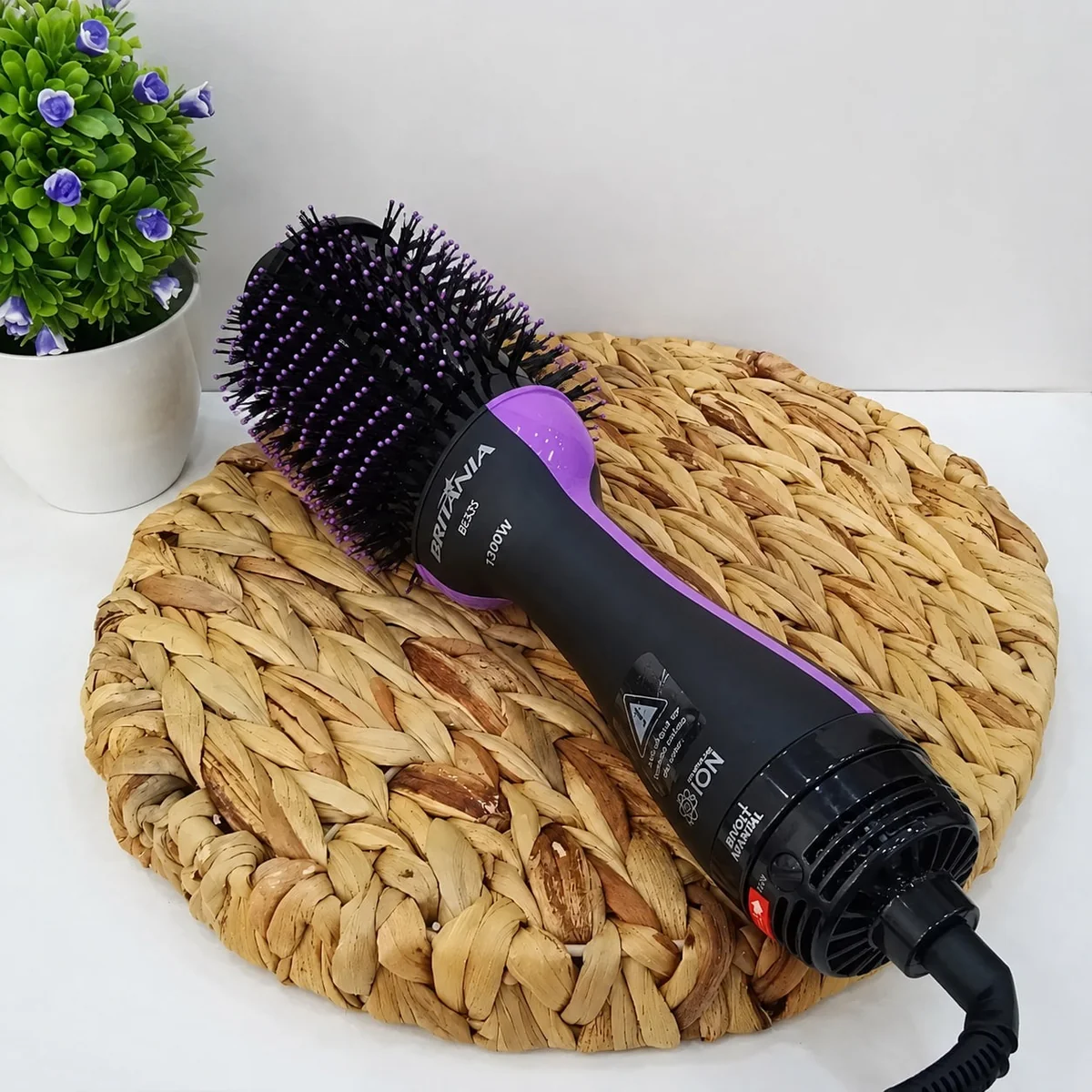 Escova Secadora Britânia 4 Em 1 Nanocerâmica 1300w Bes35 Bivolt Preto 127/220v