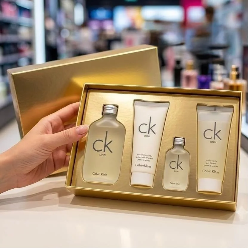 KIT CK ONE PERFUME EDT 200ml + GEL DE BANHO 100ml + LOÇÃO 200ml + MINIATURA 15ml