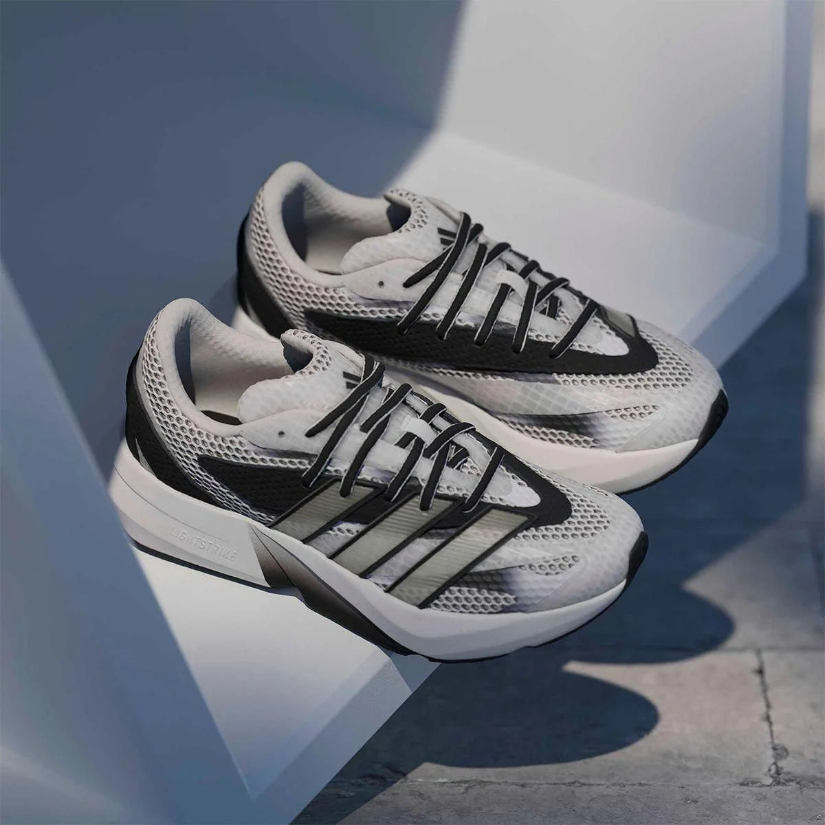 Tênis Adidas Lightblaze
