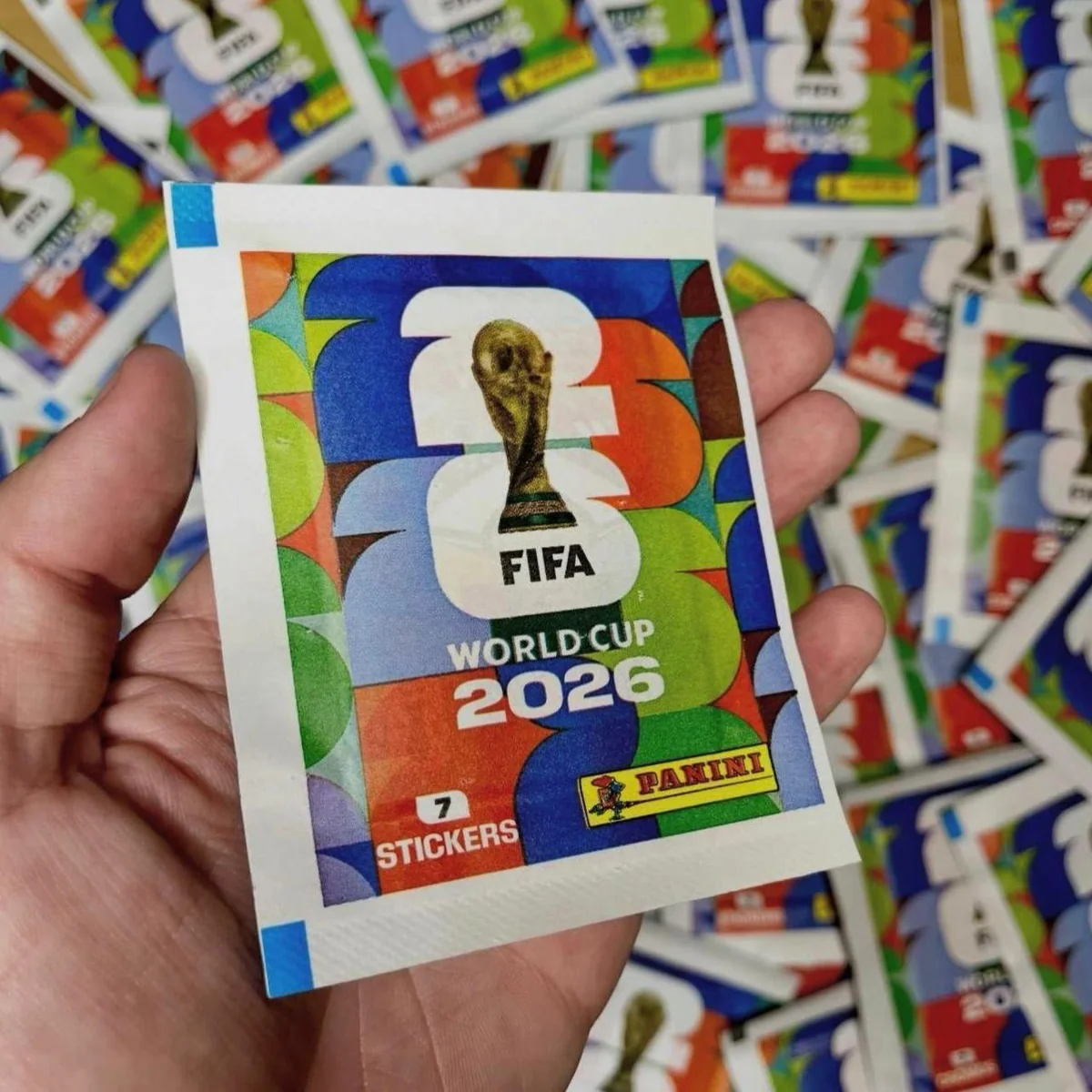 Copa do Mundo 2026 - Contém 100 Envelopes (700 Figurinhas) Oficial Panini