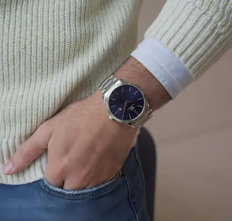 Relógio Masculino Clássico Pulseira Prata Correia Prateada Bisel Prateado Fundo Azul Marinho Saint Germain 42mm Elegante Detalhes Bronze