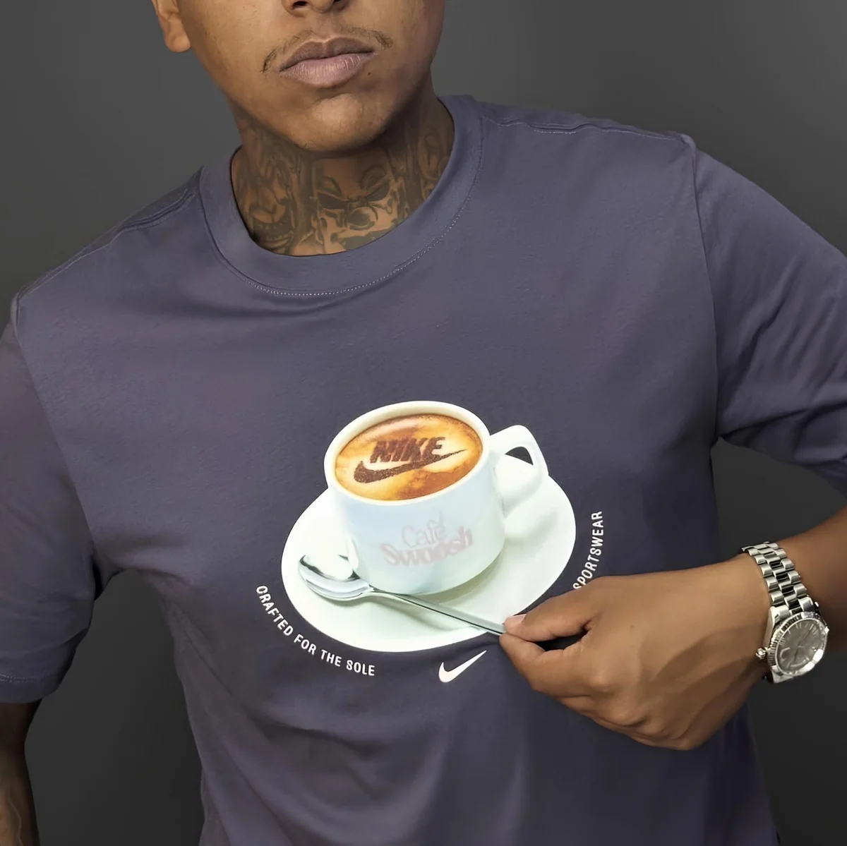 Camiseta Nike Sportswear Café Swoosh