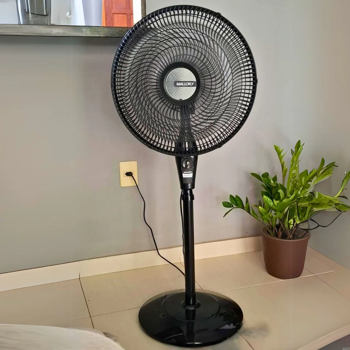 Ventilador de Coluna Mallory Delfos TS+ 126W, Silencioso, Com Hélice de 6 pás - PR-GR - 127V