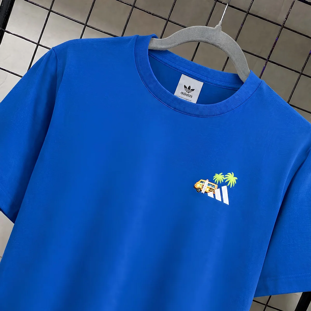 Camiseta Bordada Pequena Estampa Surf adidas